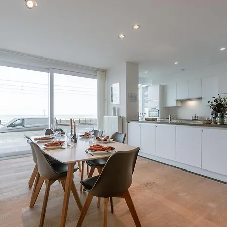 Appartement Modern And Spacious With Frontal Seaview