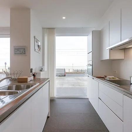 Modern And Spacious With Frontal Seaview
